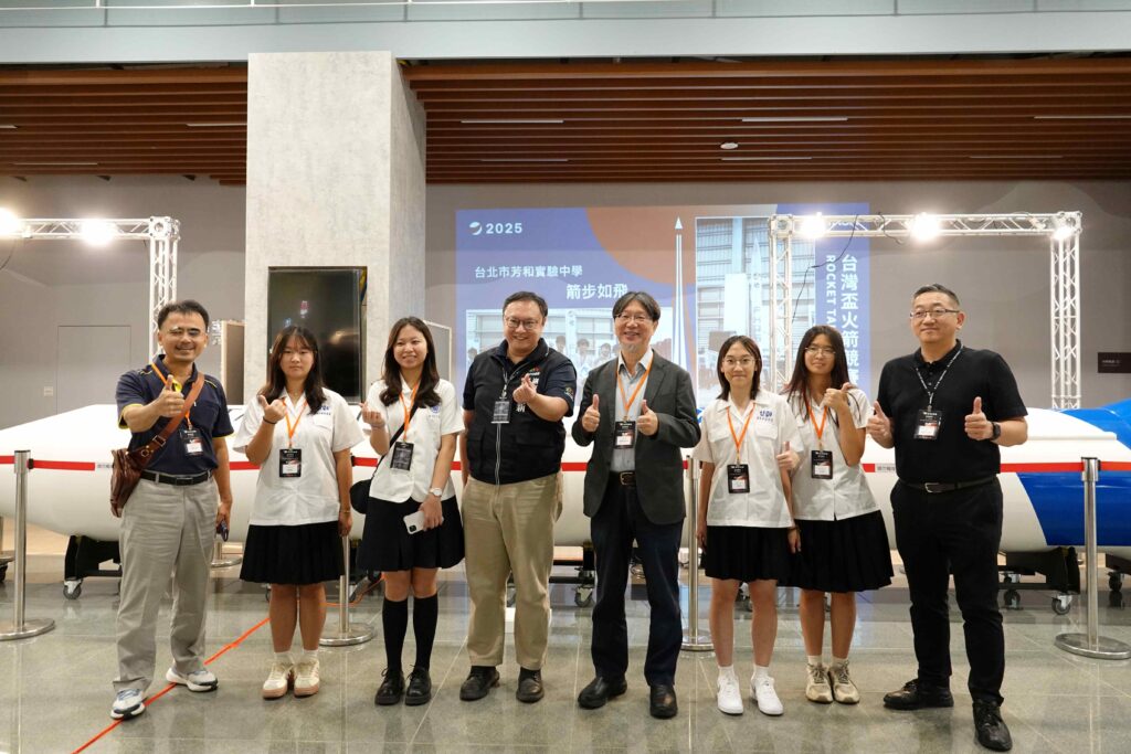 「火星任務十週年」特展 東海大學於科博館展現太空生存研發成果 17 %E5%9C%96%E8%AA%AA%E4%B8%89%EF%BC%8C%E9%99%A4%E4%BA%86%E5%91%88%E7%8F%BE%E6%9D%B1%E6%B5%B7%E7%A0%94%E7%99%BC%E6%88%90%E6%9E%9C%E5%A4%96%EF%BC%8C%E4%BA%A6%E5%B1%95%E5%87%BA%E5%9C%8B%E5%AE%B6%E5%A4%AA%E7%A9%BA%E4%B8%AD%E5%BF%83%E7%9A%84%E5%85%A5%E8%BB%8C%E7%81%AB%E7%AE%AD%E3%80%81%E7%A6%8F%E8%A1%9B9%E8%99%9F%E8%88%87%E7%8D%B5%E9%A2%A8%E8%80%85%E8%99%9F