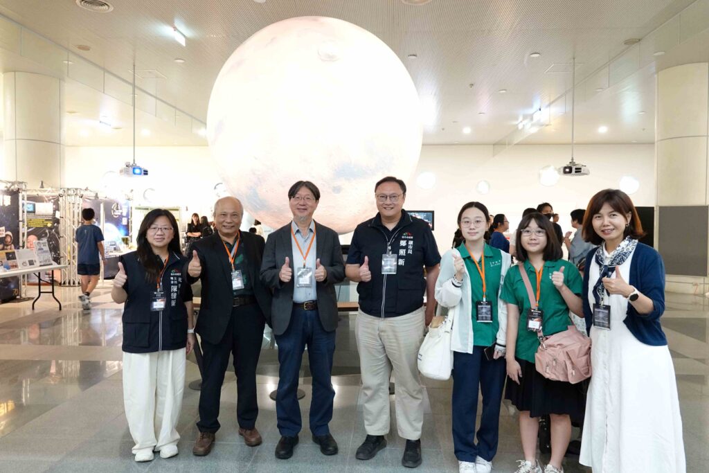 「火星任務十週年」特展 東海大學於科博館展現太空生存研發成果 18 %E5%9C%96%E8%AA%AA%E5%9B%9B%EF%BC%8C%E7%8F%BE%E5%A0%B4%E6%9B%B4%E6%9C%89%E5%8F%B0%E4%B8%AD%E5%A5%B3%E4%B8%AD%E3%80%81%E5%BD%B0%E5%8C%96%E5%A5%B3%E4%B8%AD%E5%8F%8A%E6%9D%B1%E5%A4%A7%E9%99%84%E4%B8%AD%E5%AD%B8%E7%94%9F%E8%A7%A3%E8%AA%AA%E5%9C%98%EF%BC%8C%E5%B1%95%E7%8F%BE%E5%A4%AA%E7%A9%BA%E6%95%99%E8%82%B2%E5%90%91%E4%B8%8B%E6%89%8E%E6%A0%B9%E7%9A%84