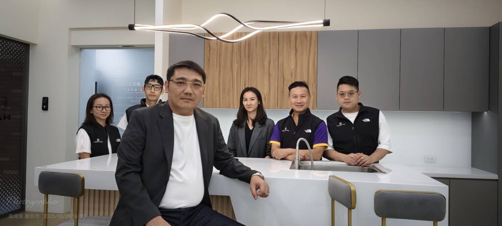 《祺爺駕到》楊豐銘的傳奇轉型:從谷底到國際舞台的「火鳳凰」之路 32 %E5%9C%96%E7%89%87 20251029160712 111 17 1024x461 1