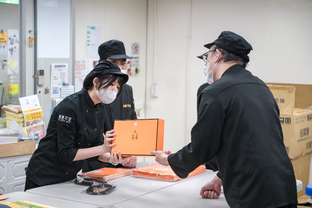 青年1及青年2庇護工場 促身障者自立 38 圖▲就業服務員(左)指導庇護夥伴如何包裝。