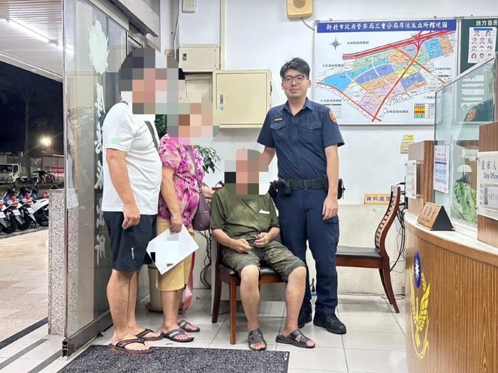 8旬翁深夜迷途 三重暖警助尋親返家 18 《圖說》厚德派出所員警與前來接回老翁及家屬合影。〈三重分局提供〉