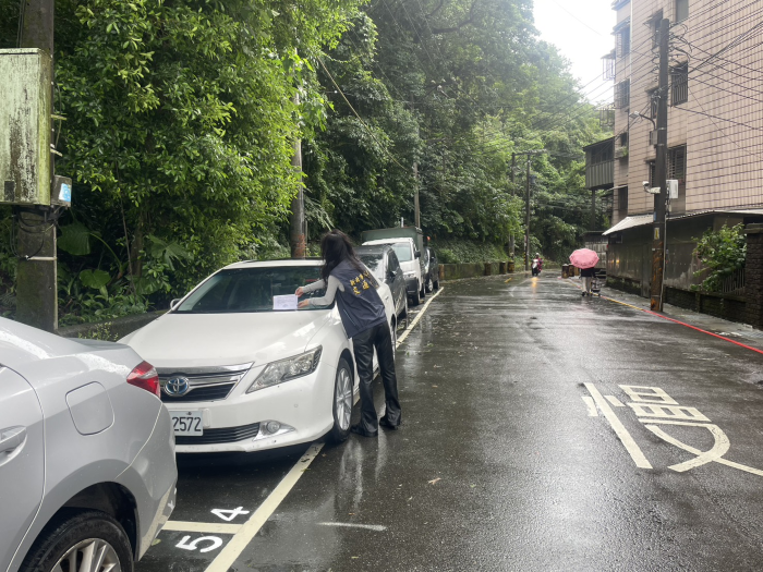解決久停占位 新北3路段停車格11月起收費管理 25 《圖說》汐止區招商街路邊停車格夾單宣導。〈交通局提供〉