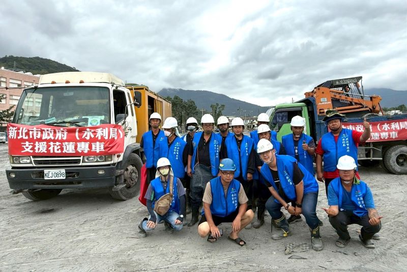 專業打通淤塞下水道 新北水利局連十天挺進光復 8 《圖說》新北水利局連十天挺進花蓮光復,用專業打通淤塞下水道,讓居民可以早點恢復正常生活。〈水利局提供〉