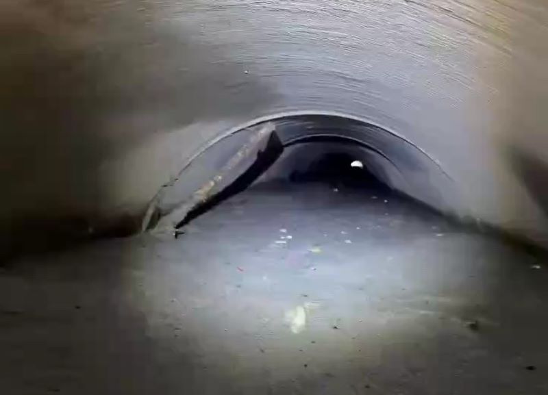 專業打通淤塞下水道 新北水利局連十天挺進光復 12 《圖說》雨水下水道涵管遭大量土石阻塞,嚴重影響排水功能。〈水利局提供〉