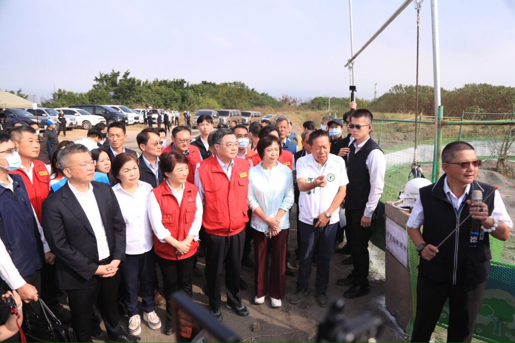 卓榮泰視察文山掩埋場廚餘去化 肯定中市府讓整體環境明顯改善 8 %E9%87%9D%E5%B0%8D%E9%98%B2%E5%A0%B5%E7%96%AB%E6%83%85%E6%93%B4%E6%95%A3%E5%8F%8A%E7%92%B0%E5%A2%83%E8%A1%9B%E7%94%9F%E7%B6%AD%E8%AD%B7%E7%AD%89%E8%AD%B0%E9%A1%8C%E9%80%B2%E8%A1%8C%E4%BA%A4%E6%B5%81