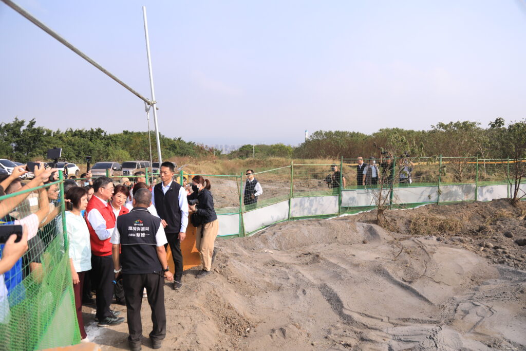卓榮泰視察文山掩埋場廚餘去化 肯定中市府讓整體環境明顯改善 10 %E6%8E%A9%E5%9F%8B%E5%A0%B4%E7%94%A8%E5%9C%B0%E5%91%A8%E7%95%8C%E7%9A%86%E8%A8%AD%E9%90%B5%E7%B6%B2%E5%9C%8D%E7%B1%AC %E4%B8%A6%E4%BE%9D%E5%BE%AA%E6%8C%87%E5%BC%95%E8%90%BD%E5%AF%A6%E6%AF%8F%E6%97%A5%E8%A6%86%E5%9C%9F%E4%BD%9C%E6%A5%AD%E5%8F%8A%E6%B6%88%E6%AF%92