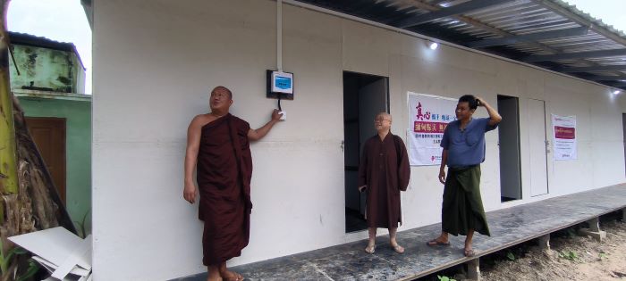 《圖說》靈鷲山為災民蓋的組合屋，都貼心拉好電，方便入住使用。〈靈鷲山佛教教團提供〉