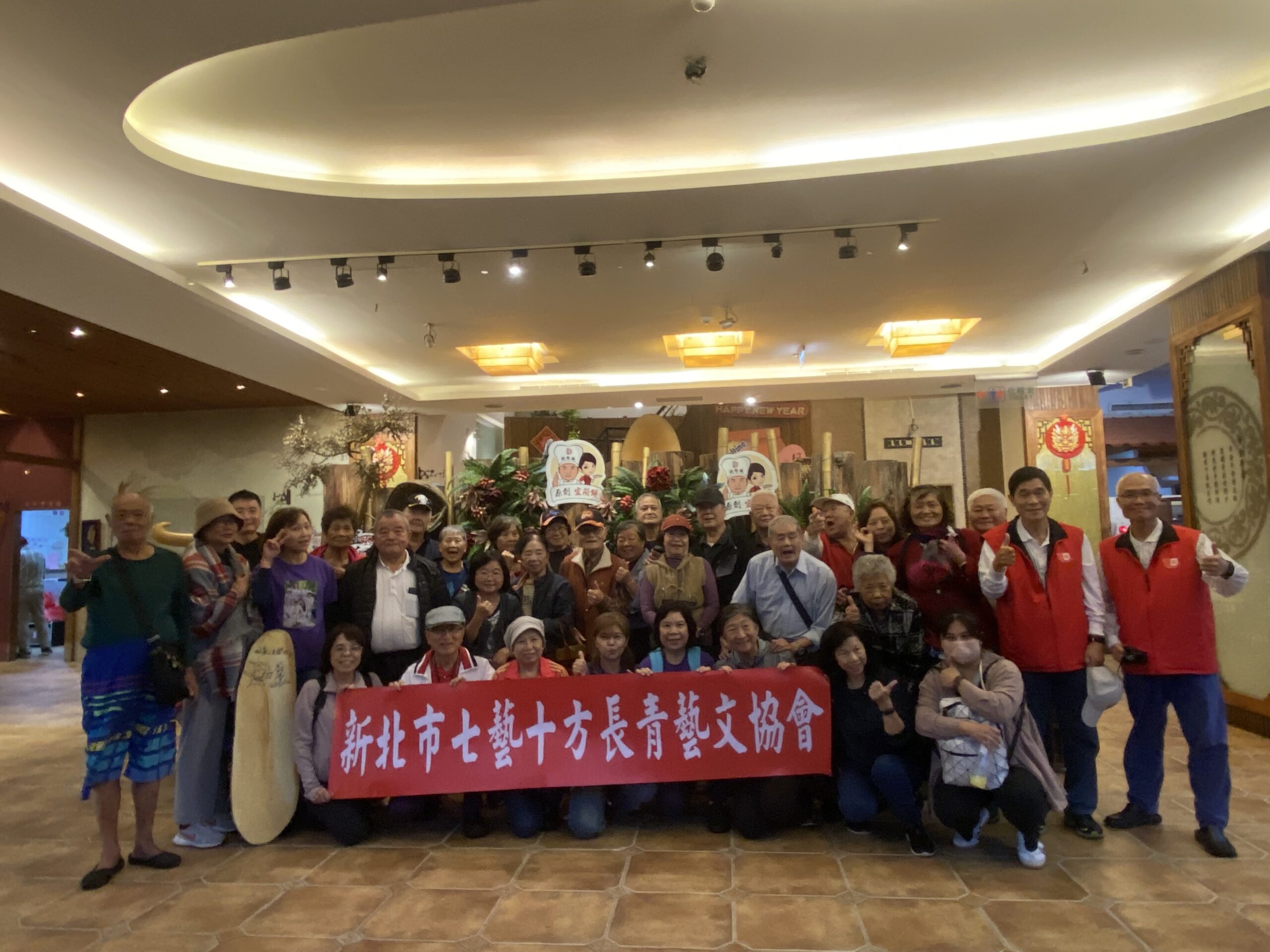 秋高氣爽 「七藝十方」爺奶宜蘭消遙趣 8 《圖說》「爺奶宜蘭消遙遊合影。〈張長林提供〉