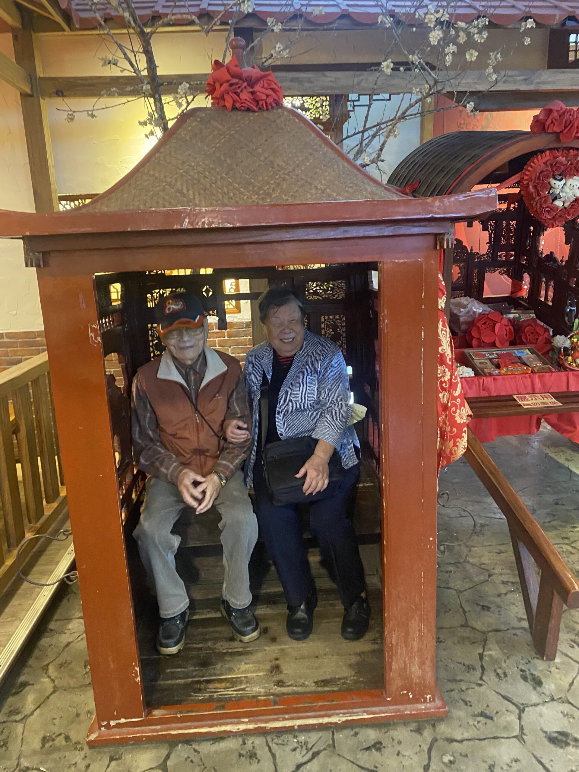 秋高氣爽 「七藝十方」爺奶宜蘭消遙趣 11 《圖說》發明館上花轎。〈張長林提供〉