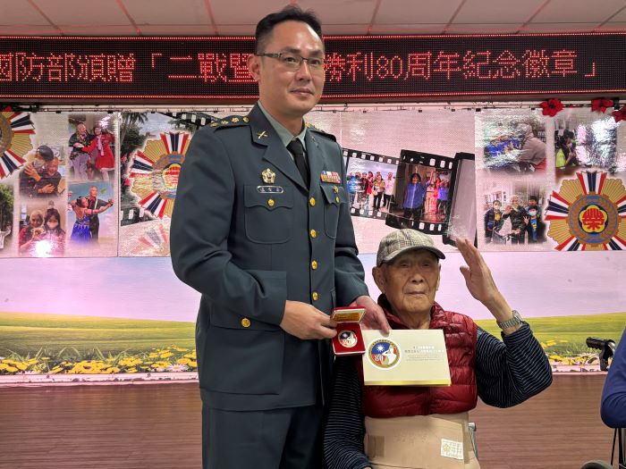板橋榮家抗戰英雄獲頒國防部80周年紀念徽章 14 《圖說》新北後指部指揮官溫俊晏頒贈紀念章給板橋榮家胡伯伯。〈板橋榮家提供〉