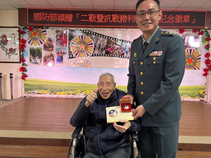 板橋榮家抗戰英雄獲頒國防部80周年紀念徽章 15 《圖說》新北後指部指揮官溫俊晏頒贈紀念章給板橋榮家陳伯伯。〈板橋榮家提供〉