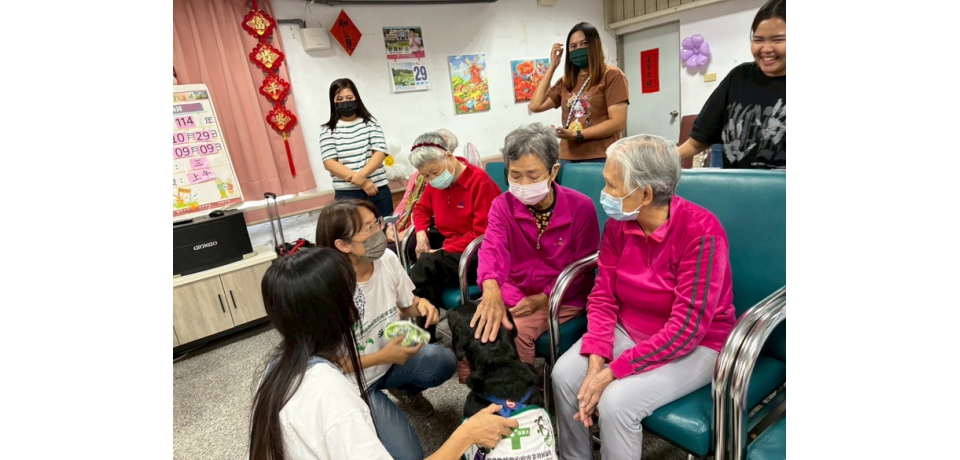 重陽送暖 草屯療養院結合音樂與動物輔助療法陪伴長輩