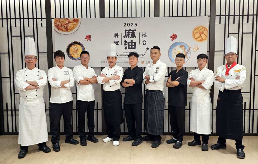 ▲由經濟部主辦的「2025麻油料理擂台競賽」日前於南港展覽館盛大登場,匯集全台頂尖餐飲業者,以經典台味元素「麻油」為主題,詮釋台菜文化中傳統與創新的雙重精神。(圖/膳馨餐飲集團提供)