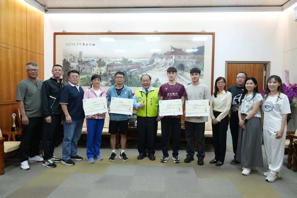 ▲全國運澎湖羽球勇奪佳績,陳光復頒發超過55萬獎勵金表揚選手。
