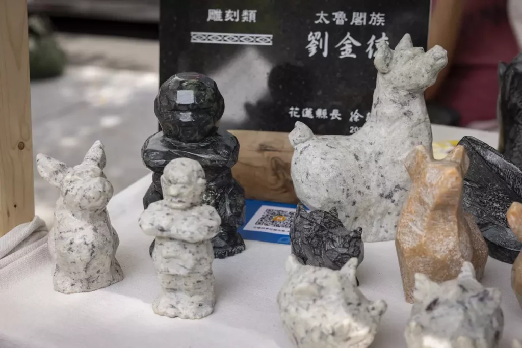 「沙仁石雕工作室」再次以石為筆,刻畫部落生活的堅韌與靜謐。