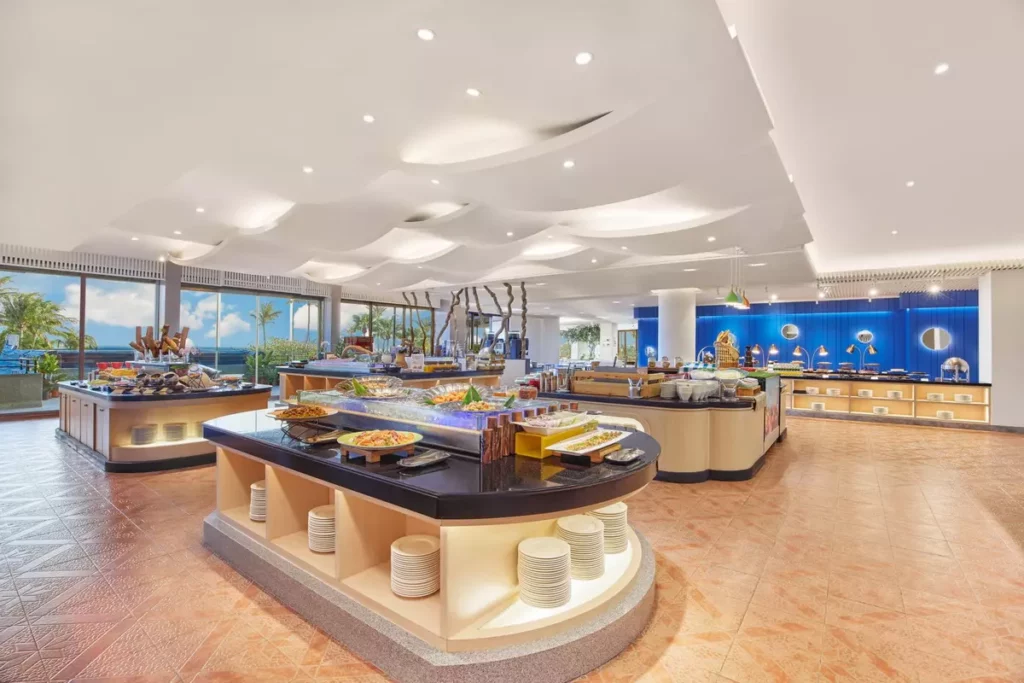 墾丁凱撒發現西餐廳提供中、西、日式佳餚美饌,搭配用餐區遼闊海景邊享用美食超級愜意。圖/墾丁凱撒提供