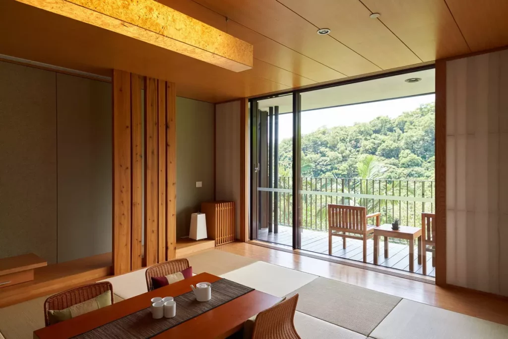 礁溪老爺「和式山景房三天兩夜住宿券」每張26,299元,四人連住兩晚含早餐,再贈一次雲天自助晚餐,持券年底前預訂明年7、8月入住,加碼小旺日不加價。圖/老爺酒店集團提供。