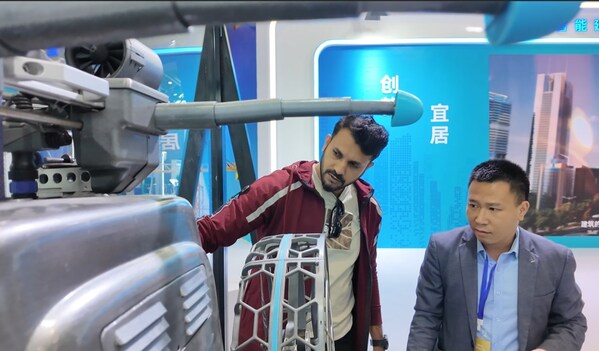 At an exhibition of the 2025 World Cities Day China Observance, a foreign visitor explored the robots and learned about their features and performance. (Photo/Luo Huxin) At an exhibition of the 2025 World Cities Day China Observance, a foreign visitor explored the robots and learned about their features and performance. (Photo/Luo Huxin)