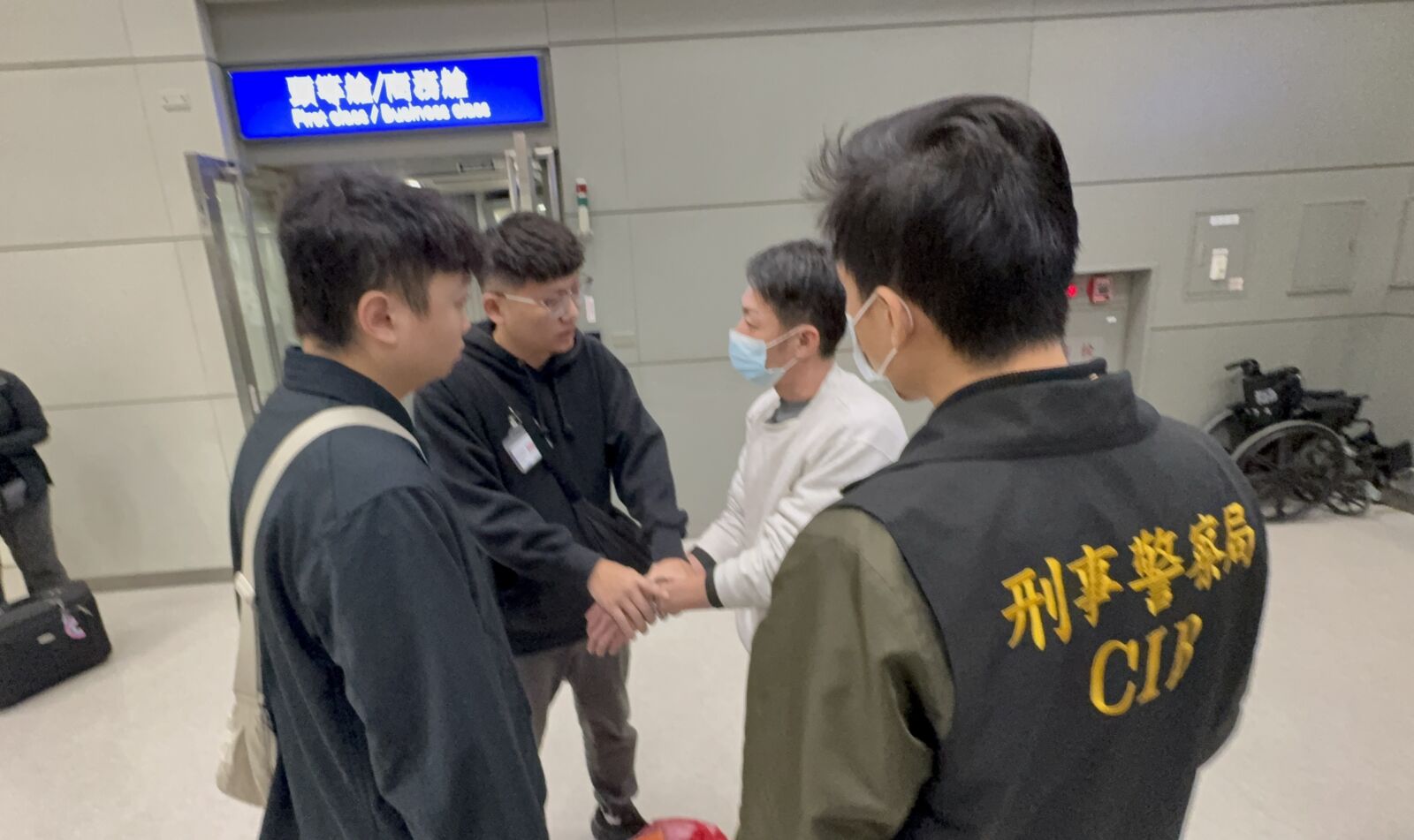 找嫩妹性交易遭判刑 車禍又害2死11傷潛逃美國躲7年終落網 230 找嫩妹性交易遭判刑 車禍又害2死11傷潛逃美國躲7年終落網 229