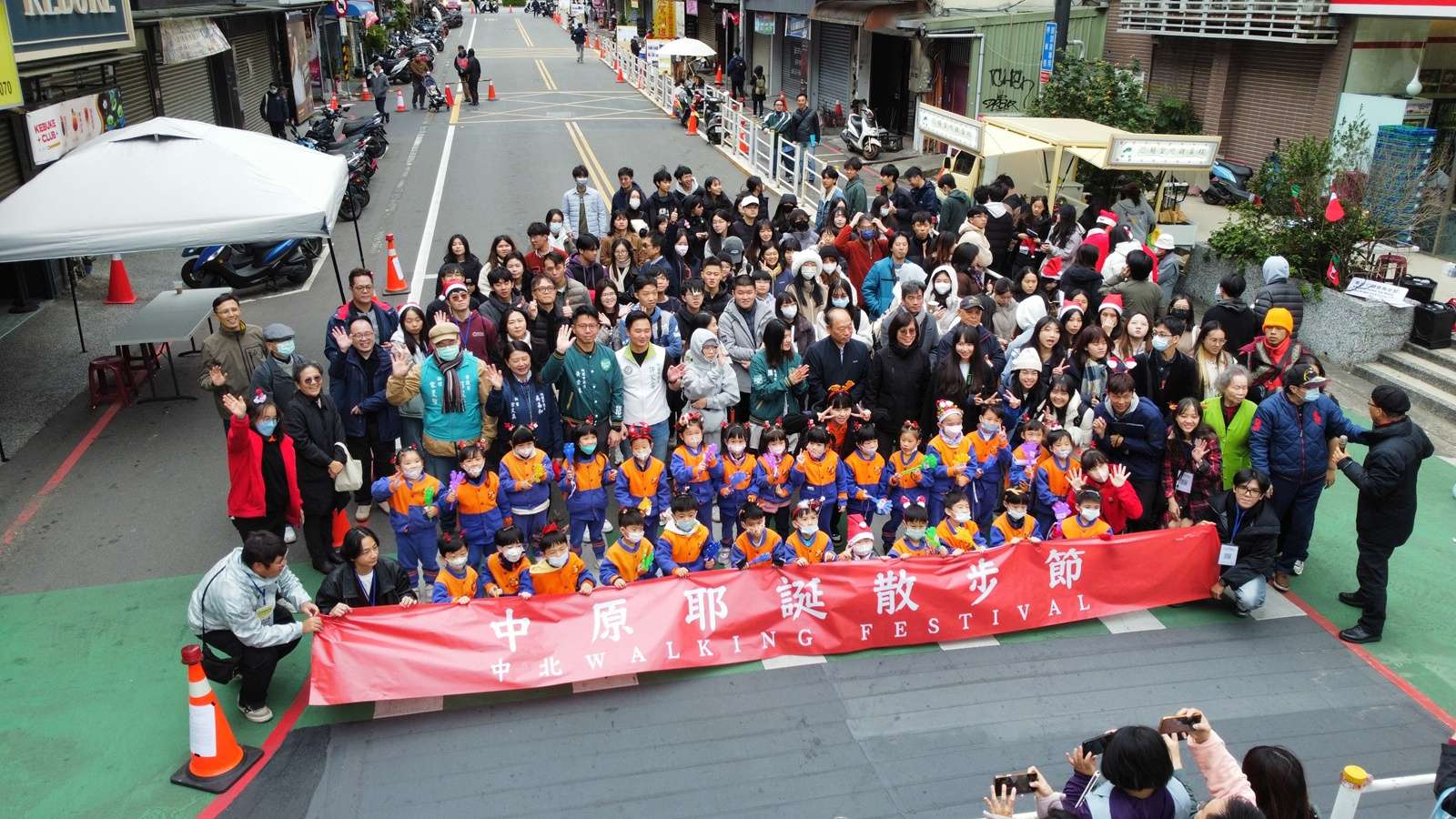 改善中壢中北路人行環境 中原大學獲《天下雜誌》年度影響力獎入圍肯定 06 中原大學設計學院院長趙家麟與民間團體推動「中原耶誕散步節」,獲得地方大力支持 0