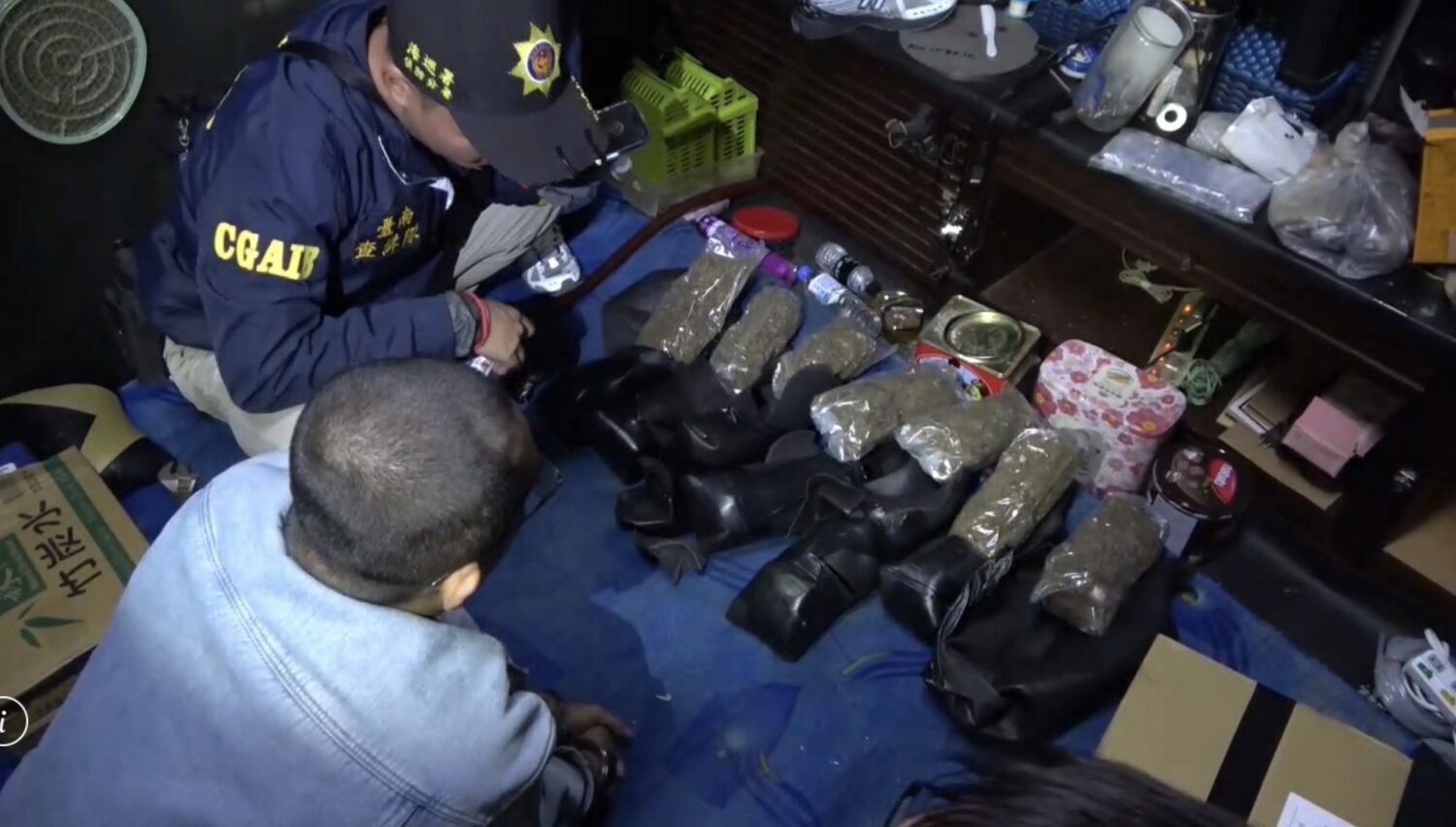 海巡署偵防分署臺南查緝隊會同多單位,於台南仁德區及高雄阿蓮區查獲印尼籍逃逸移工「木奇」藏匿毒品現場,桌上擺滿以茶罐及黑色保溫袋偽裝包裝的安非他命與大麻,場面怵目驚心。(圖/海巡署提供)