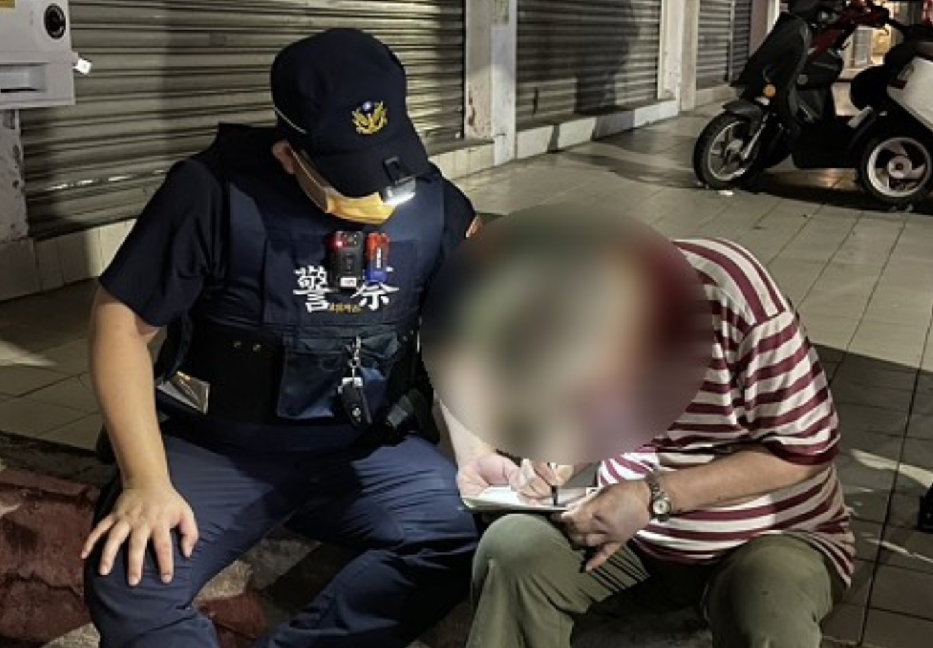 東區婦人深夜兩度摔倒,熱心民眾與警方即時伸援。(圖/記者澄石翻攝)