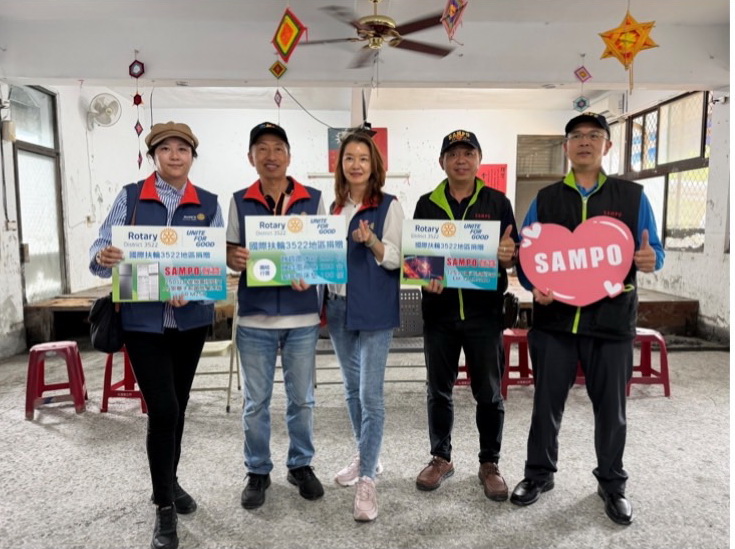(左起)急難救助委員會副執行長徐靖嫻、國際扶輪3522地區林政邦總監、總監夫人傅金玉、聲寶公司課長許永樂、聲寶公司主任王建發。(圖/記者翻攝)