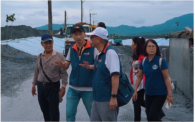 國際扶輪3522地區林政邦總監偕大同村村長邱金仲與扶輪領袖走訪災區。(圖/記者翻攝)