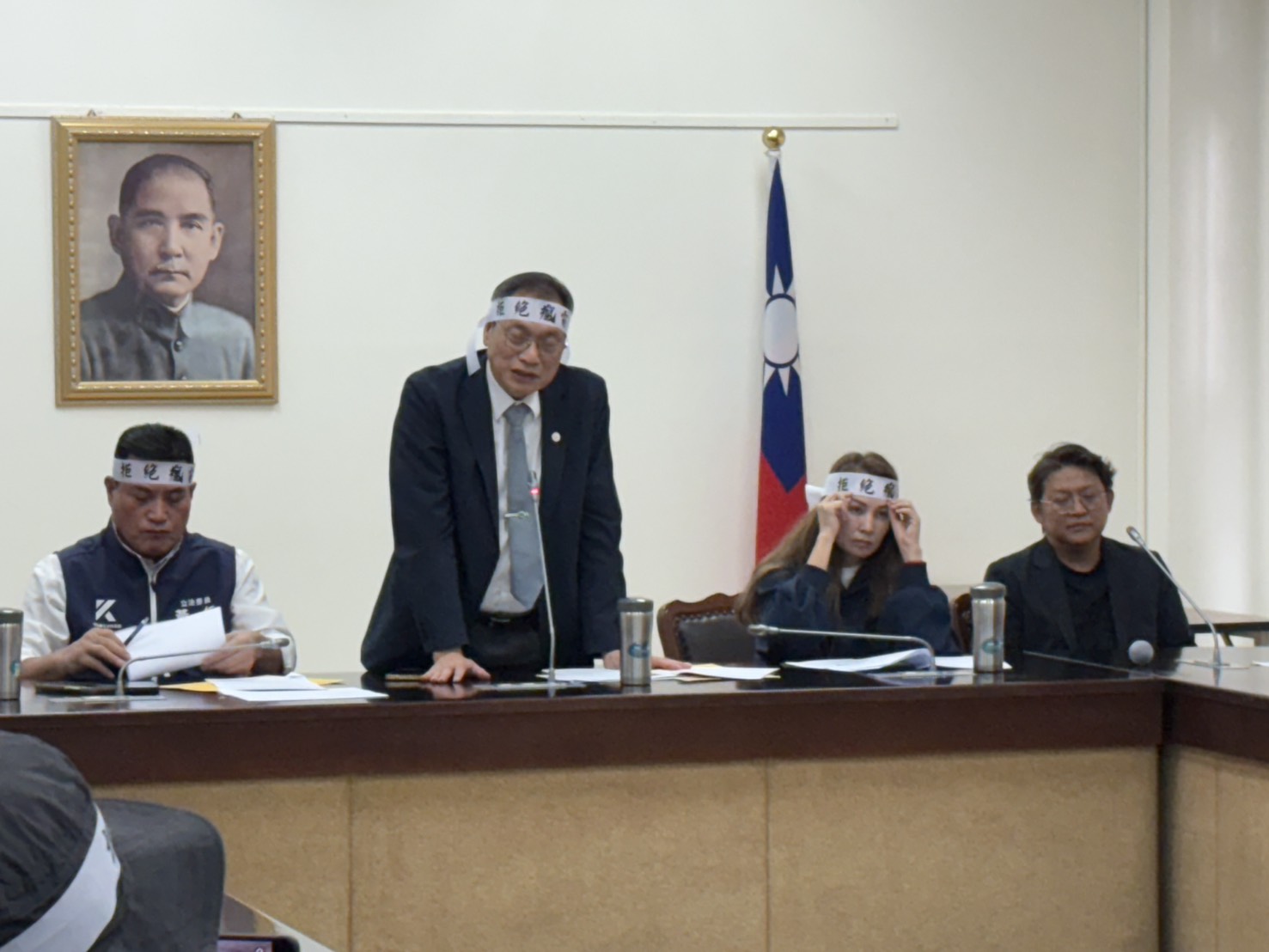 國民黨⸻立委蘇清泉聲援屏東縣獅子鄉跟枋山鄉抗議鄉親。(圖/黃仁國會辦公室)