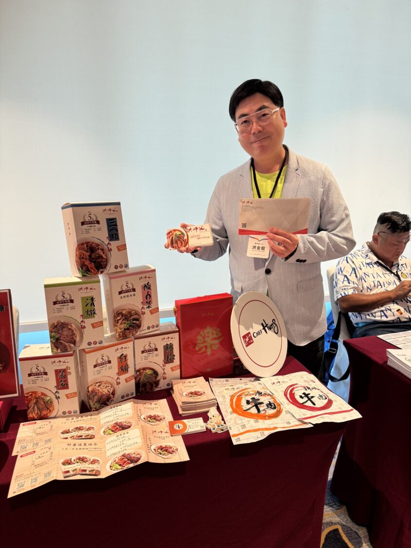 洪師父也推出各種口味的牛肉麵料理包，大受好評。（圖/記者 張泓笙翻攝）