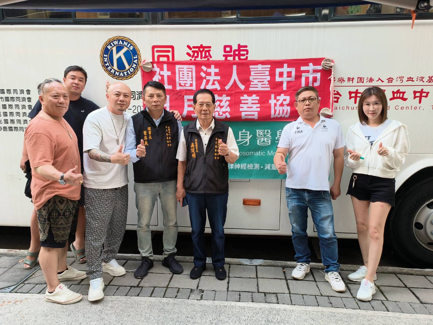 榮譽理事長吳俊明(右三)、理事長葉庠義(右四)率領協會幹部與多位貴賓合影,齊心推動捐血活動。(圖/記者澄石翻攝)