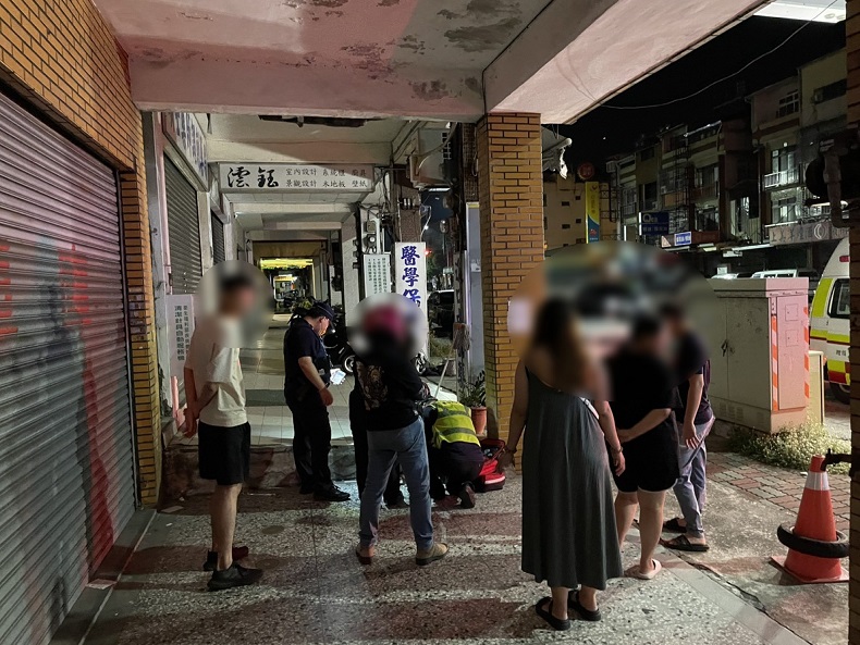 ▲ 婦人跌了一跤喚醒了城市的溫度,暖心警民接力守護。