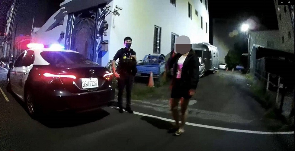 ▲斗六警暖心護送迷途女返家，一場尋人驚魂劇劃下句點。（記者劉春生攝）