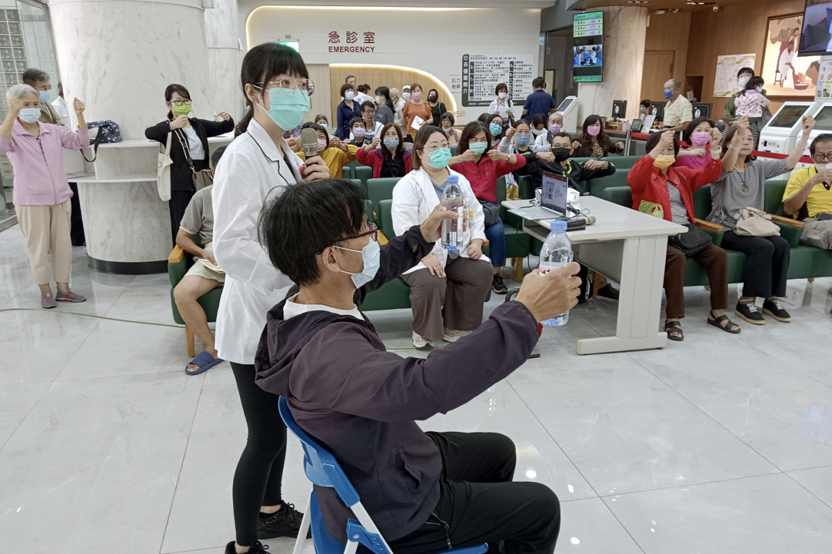 復健治療師蔡雅庭現場示範骨鬆預防運動，並結合骨密檢測與衛教指導，協助民眾掌握自身骨骼健康狀況。圖／彰基醫院提供