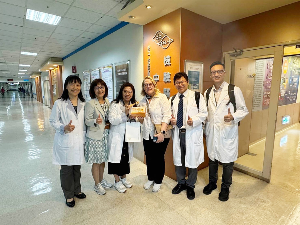 左起: 檢驗醫學部醫檢主任林佳霓、醫檢部副執行長&醫檢學會理事長曹國倩、醫檢部部主任黃瓊瑰、(IFBLS)主席Gabriella Lillsunde Larsson、急診醫學科專責教學主治醫師&醫學教育研究中心副主任張玉喆、 急診醫學科專責教學主治醫師/副部主任趙從賢。圖 /長庚醫院提供