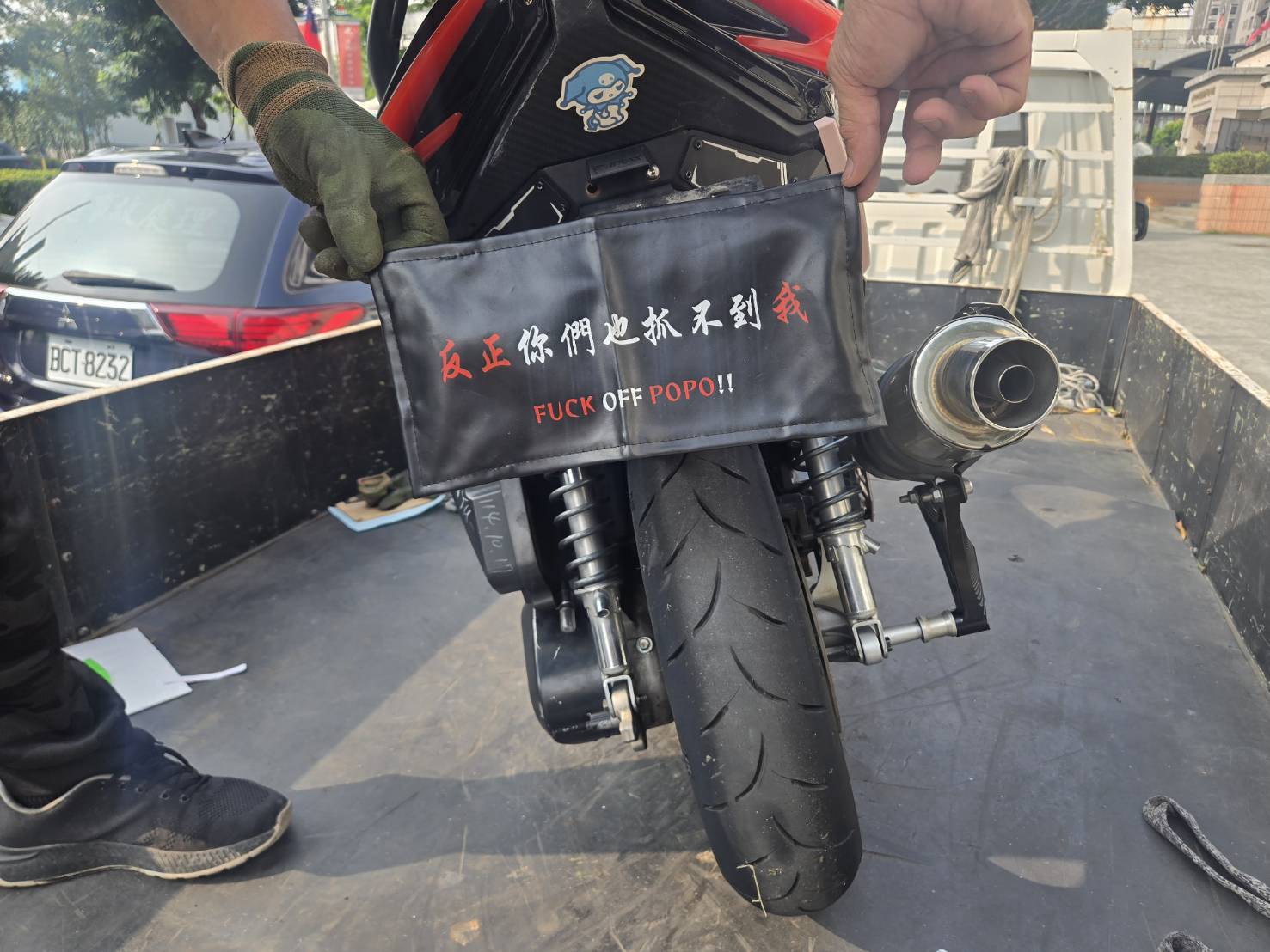 囂張妹騎噪音車被逮 車廂藏「抓不到我」牌套