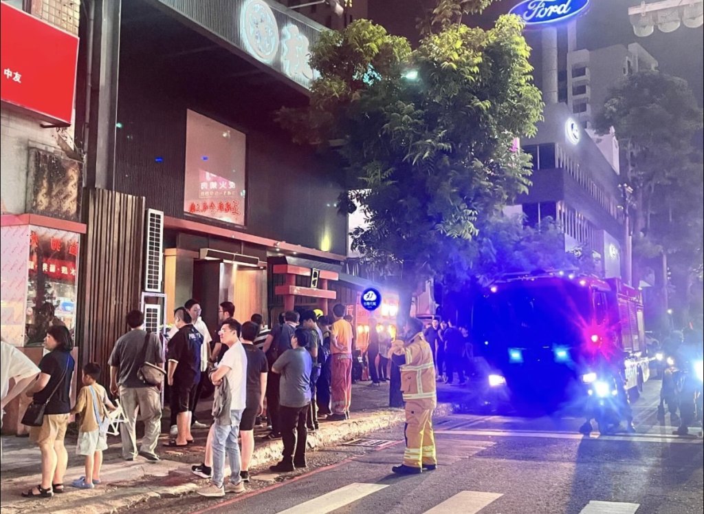 快訊/高雄三民知名燒肉店大火!民眾慌張驚逃「警消搶救中」
