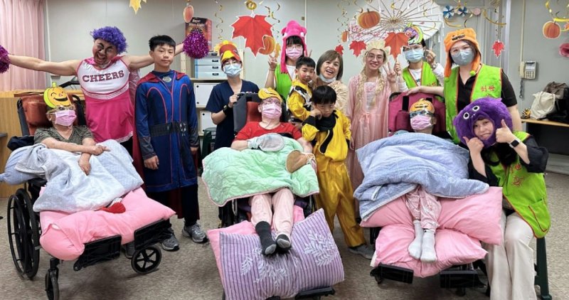 創世苗栗分院「要愛不要糖」 萬聖節用樂聲與笑容溫暖植物人