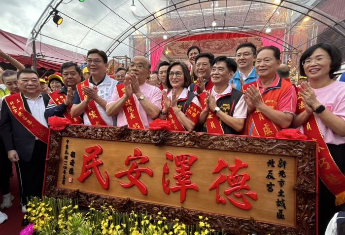 北辰宮48週年慶 喜迎白沙屯媽祖蒞臨祈福 28 《圖說》總統府致贈「德澤安民」匾額,表達對廟方的敬意與感謝。〈民政局提供〉