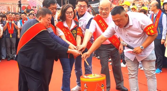 北辰宮48週年慶 喜迎白沙屯媽祖蒞臨祈福 30 《圖說》劉和然與現場貴賓一同點燃起馬炮,祈願媽祖庇佑國泰民安、風調雨順,眾生安康喜樂。〈民政局提供〉