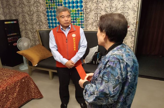 《圖說》新北市榮服處林振生處長(左)傾聽並關懷榮眷伍女士(右)生活狀況，並給予最溫暖之慰問。〈新北榮服處提供〉