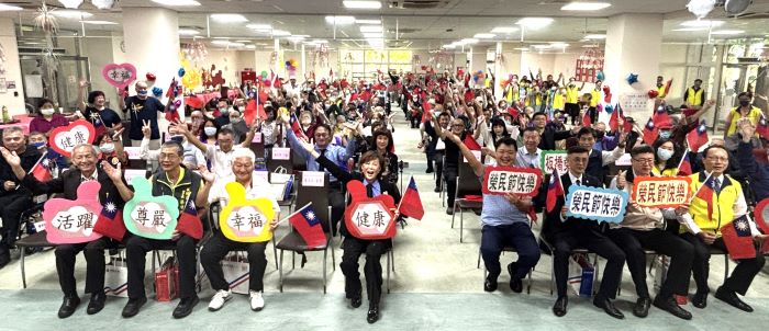 板橋榮家慶祝榮民節 植樹宣示愛地球 13 《圖說》板橋榮家榮民節慶祝大會合影,前排左四陳桂美主任。〈板橋榮家提供〉