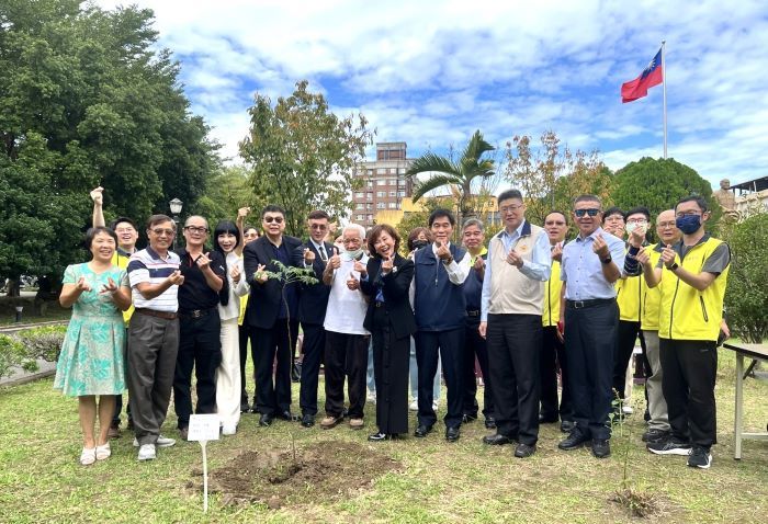板橋榮家慶祝榮民節 植樹宣示愛地球 14 《圖說》活動亮點「為地球種下一顆樹」,象徵著榮家對長輩生命的尊重與呵護,陳桂美主任〈中〉、中右板橋榮家前主任張長林。〈板橋榮家提供〉
