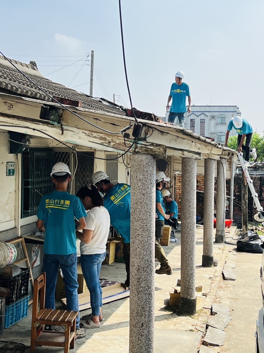 衛生福利部朴子醫院守護嘉義沿海居民健康，創新推動社區醫療作為；並跨域協調慈善團體「衡山基金會」媒合房屋修繕資源，解決安全隱憂。（圖/朴子醫院提供）