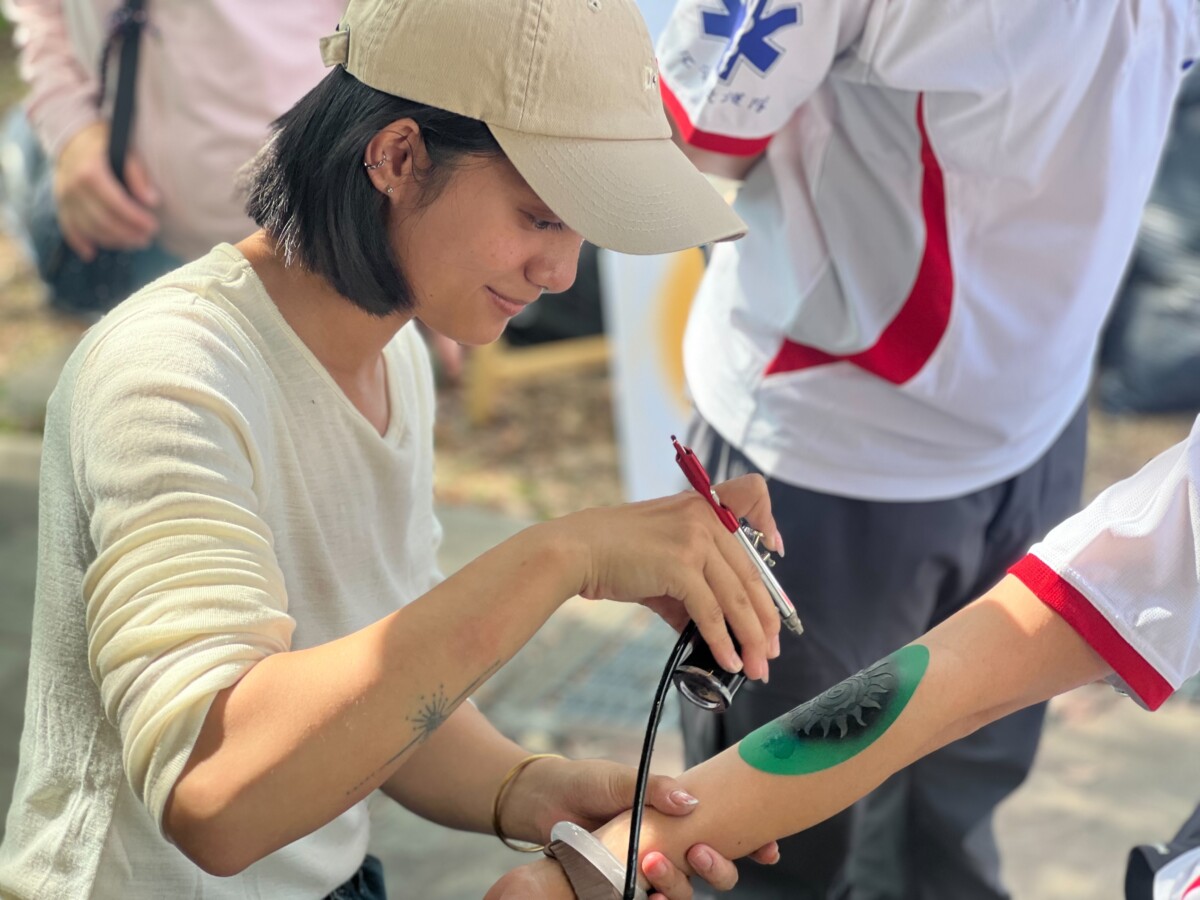 ▲「排灣紋繣故事館」來自屏東縣三地門鄉三地村傳統排灣族部落，致力於推廣排灣族手紋及琉璃藝術，將文化融入旅遊體驗中。(記者 陳光蘊翻攝)