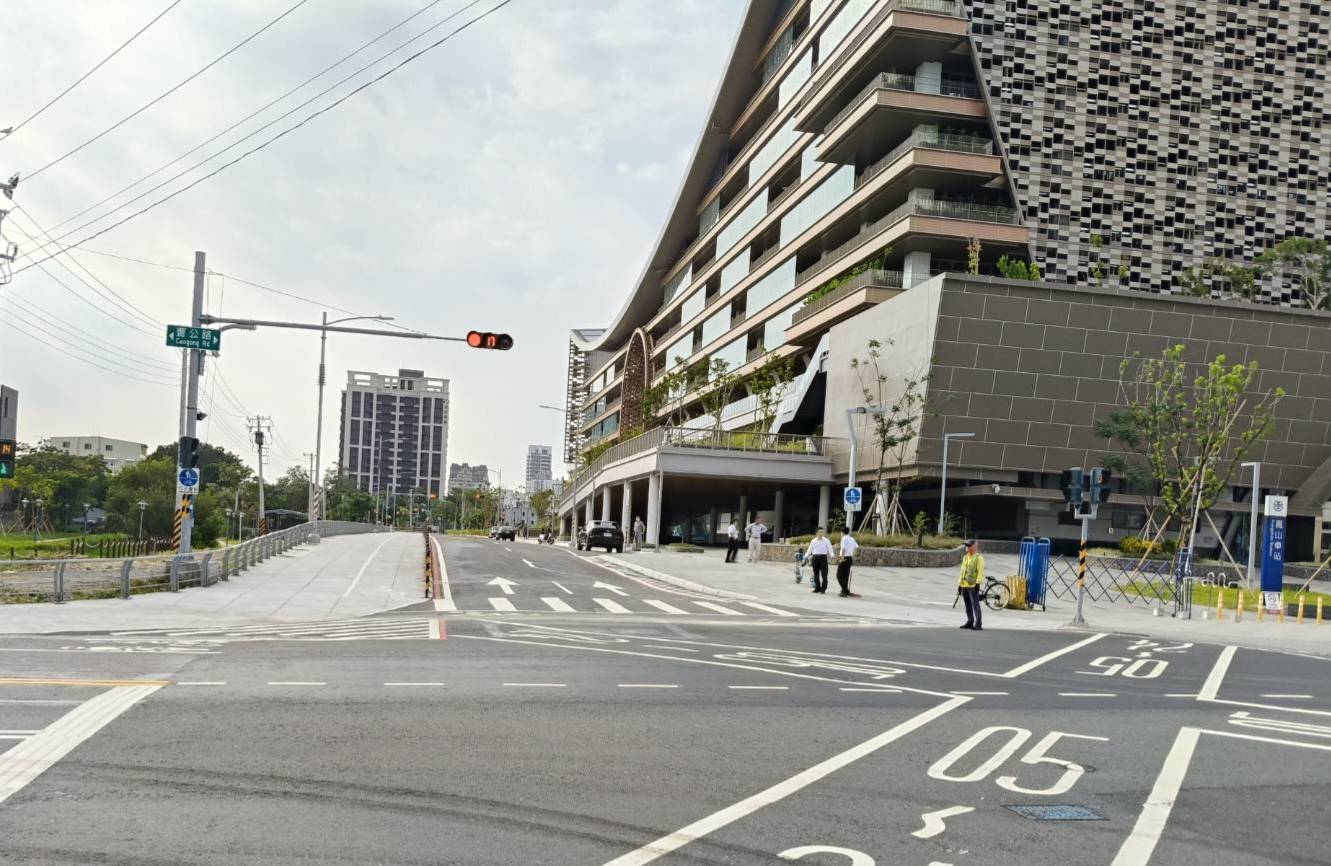 鳳山車站南側曹謹路順利完工通車 打通關鍵路段 改善接送動線 鳳山再現城市新門戶