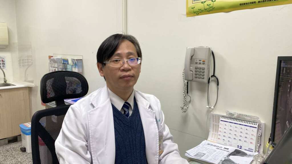 ▲員榮心臟外科主任賴金湖為賴姓患者進行微創手術,治癒潰爛十多年的傷口。(圖/員榮醫院提供)