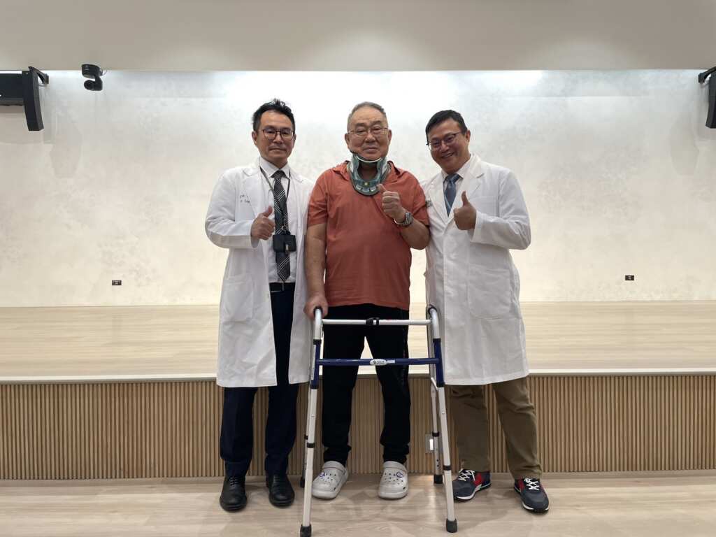 ▲病患與脊椎中心李漢忠副院長(右一)、神經外科陳肇烜主任(左一)合影。(圖/臺中市立老人復健綜合醫院提供)