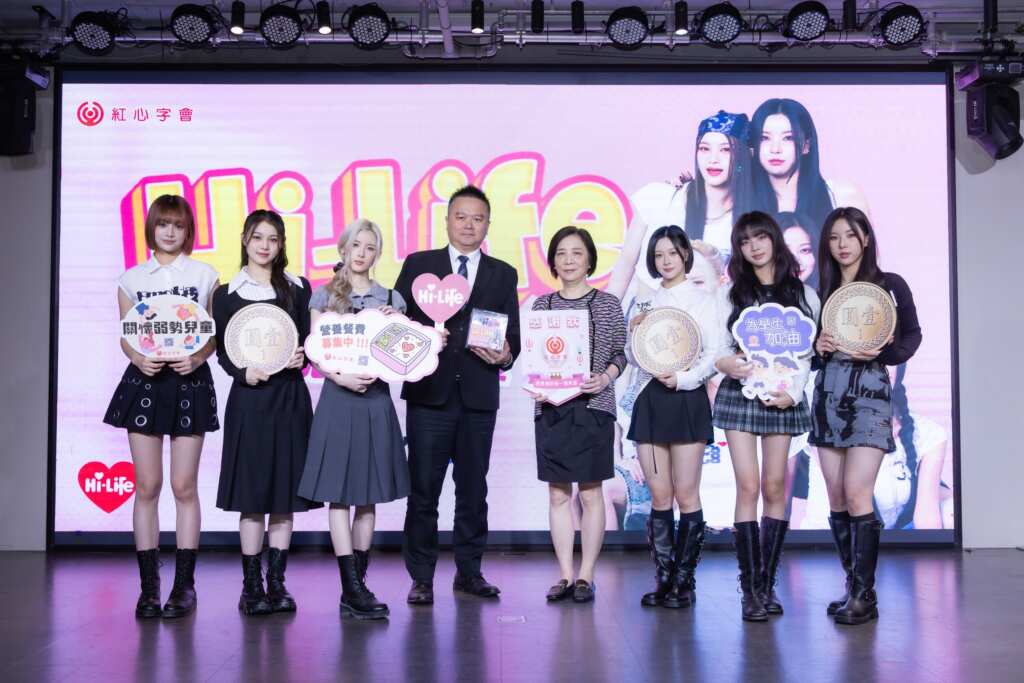 ▲(中間為)紅心字會秘書長李顯文、萊爾富行銷企劃本部劉嘉銓處長、GENBLUE幻藍小熊一起化身愛心接力大使