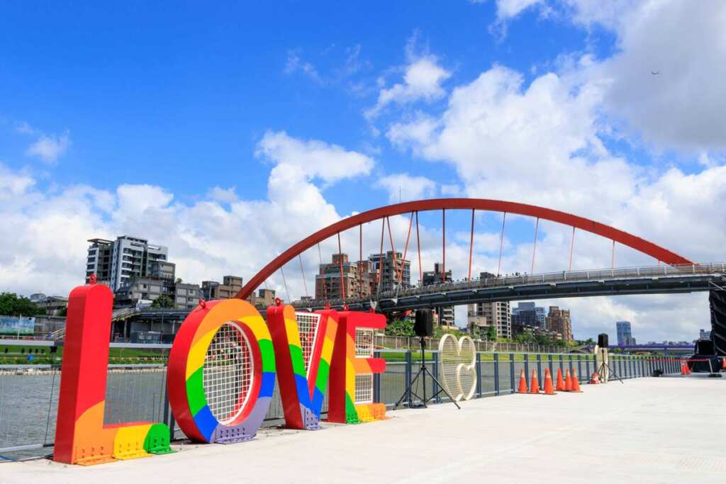 ▲拍照時可將「彩色LOVE裝置藝術」和彩虹橋一網打盡。